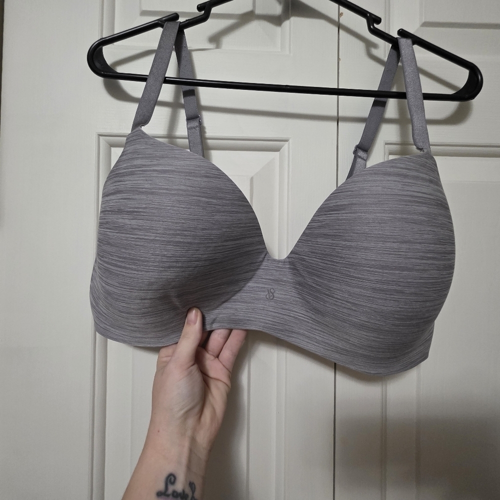 Victoria's Secret Wireless Convertible Light Padded Bra Size  38d